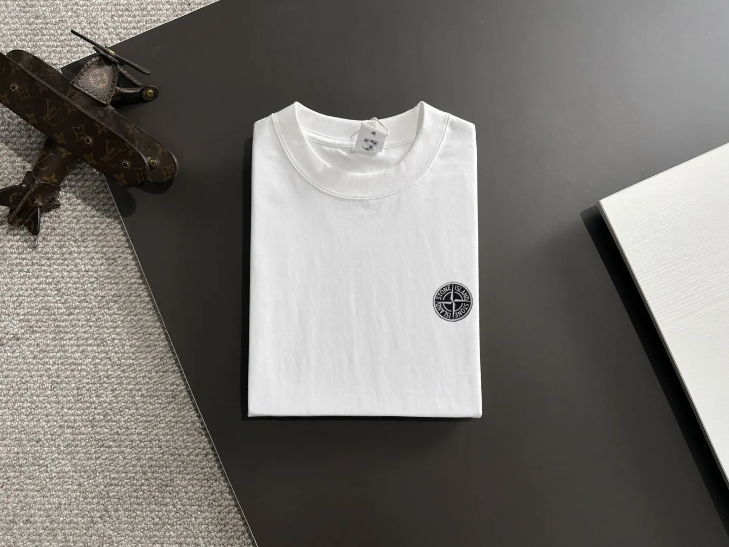 🅿️270 shipped next day, high quality Stone Island 2025 spring and summer new men's batik washed short-sleeved T-shirt, combed heavy weight washed double yarn fabric, high-strength fabric feels full of weight when weighed, and the upper body is more textured than ordinary T-shirts and is not easy to deform. This texture can cope with the weather, absorbs sweat and is breathable, suitable for both hot and cold! Perfectly produced with reference to the original stitch and stitch! Loose fit design, looks noble. Sizes: S to XXL (European sizes are larger, it is recommended to choose one size smaller than your usual size)
